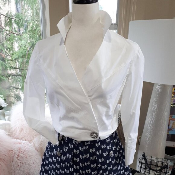EUC DStudio white cotton blend blouse with statement button, 6 - Picture 7 of 13